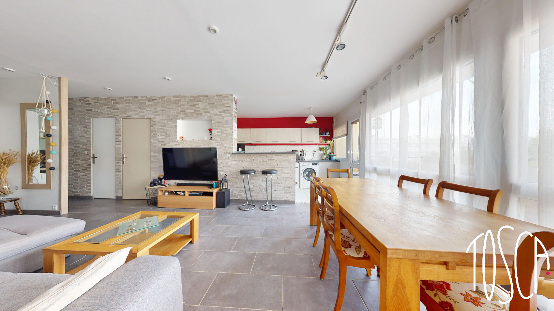 THIAIS - APPARTEMENT 4 PIECES - BALCON - CAVE - PARKING - PROXIMITE TRANSPORT ECOLE ET COMMERCES