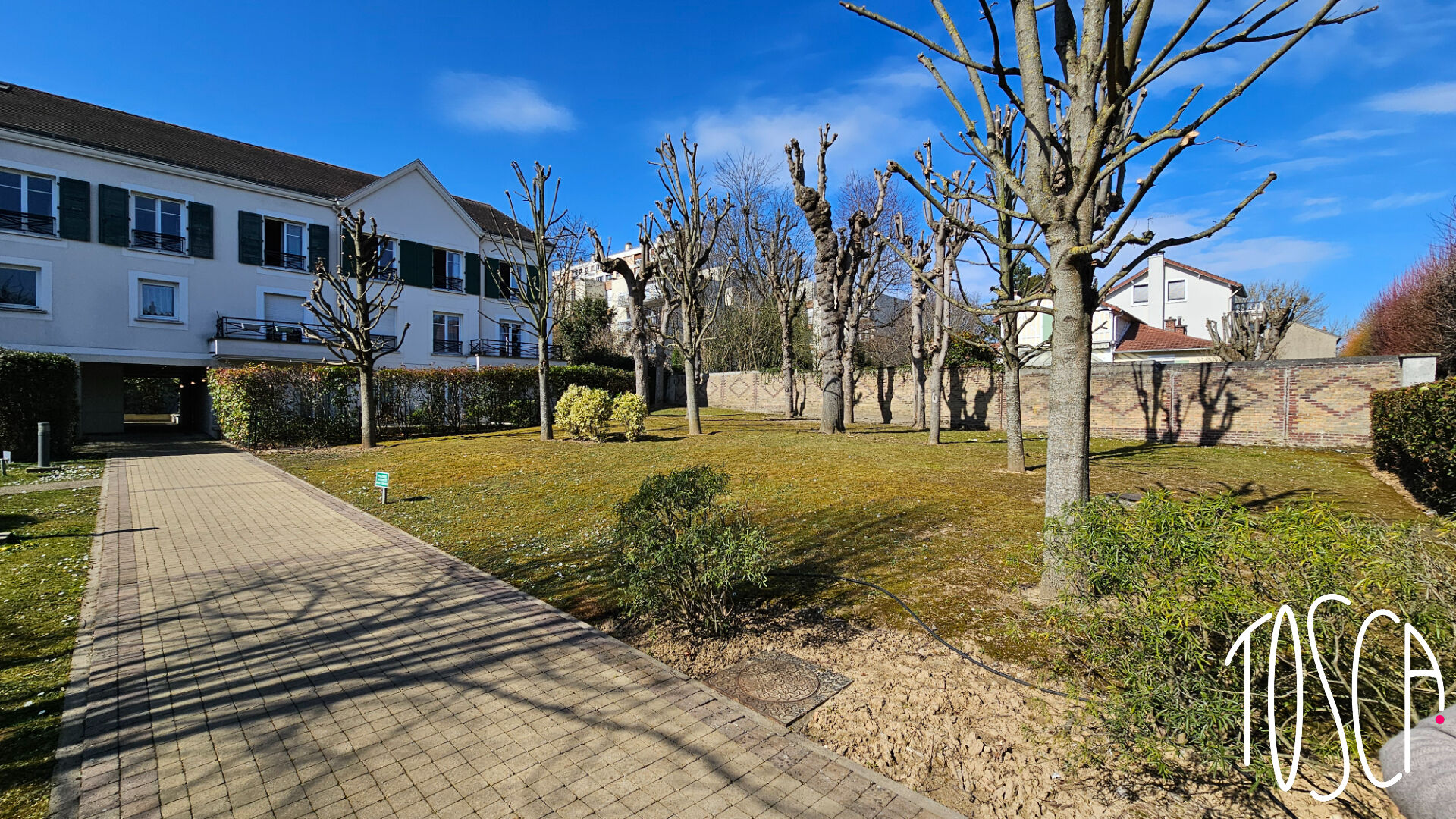 EXCLUSIVITE - THIAIS - CENTRE VILLE - APPARTEMENT AVEC TERRASSE/JARDIN + 2 PLACES DE PARKING