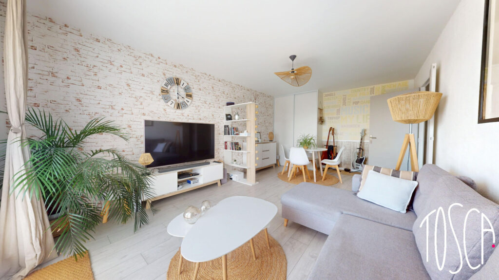 EXCLUSIVITE -THIAIS (au pied du TVM) Superbe 2 pièces avec balcon, parking et cave – coup de coeur assuré ! - Featured